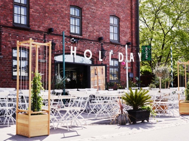 Muun muassa Holiday palvelee myös keskikesän juhlijoita.