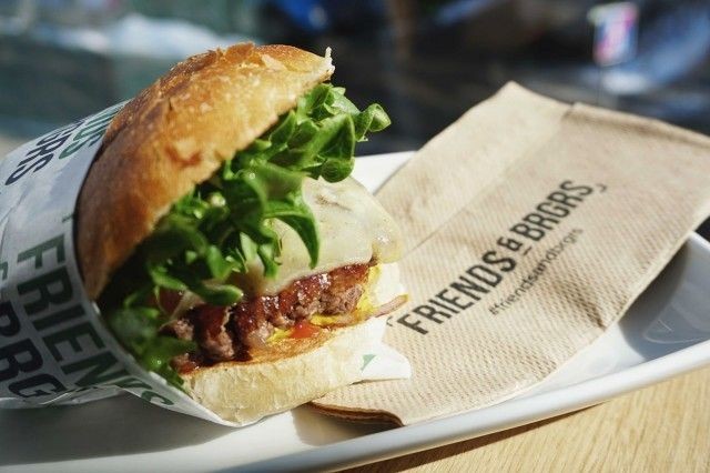Friends & Brgrs kuljettaa jatkossa burgerit kotiin asti.