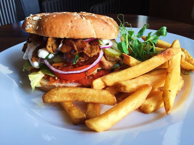 Vöner eli vegaaninen seitankebab maistuu myös burgerin välissä.