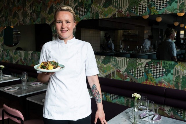 Keittiömestari Linnea Vihonen ei voisi kuvitella työskentelevänsä millään muulla alalla.