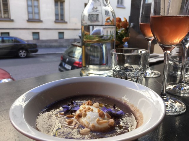 Kylmä keitto alkuruokana oli loistava valinta kuumaan kesäiltaan.