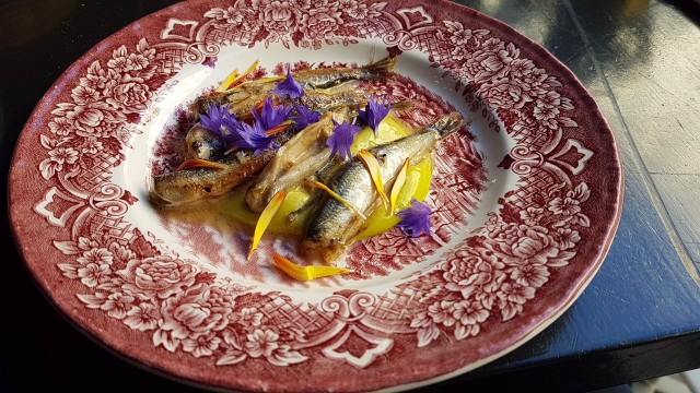 Paahdetut muikut kauniilla lautasella.