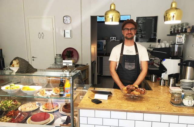 Tomi Oksanen leipoo kaiken itse ennen kahvilan avaamista.