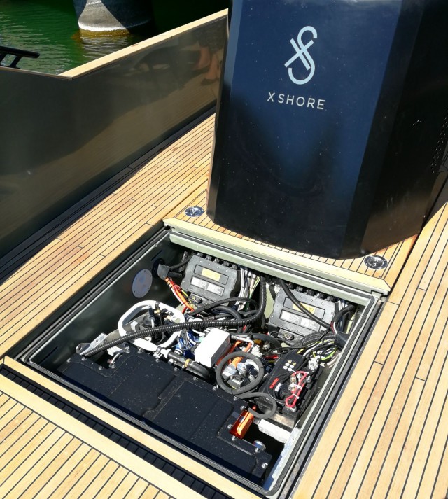 X Shore sähköveneessä on kannen alla virtaa antamassa 2 BMW:n akkua. Lataus onnistuu kätevästi satamassa.