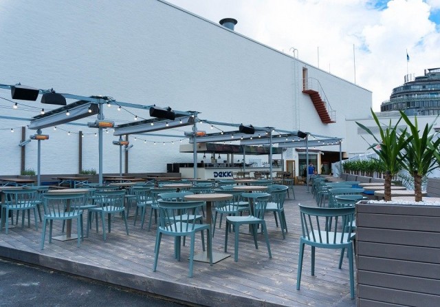 Dekki Helsinki sijaitsee kaupungin paraatipaikalla Lasipalatsin aukiolla.