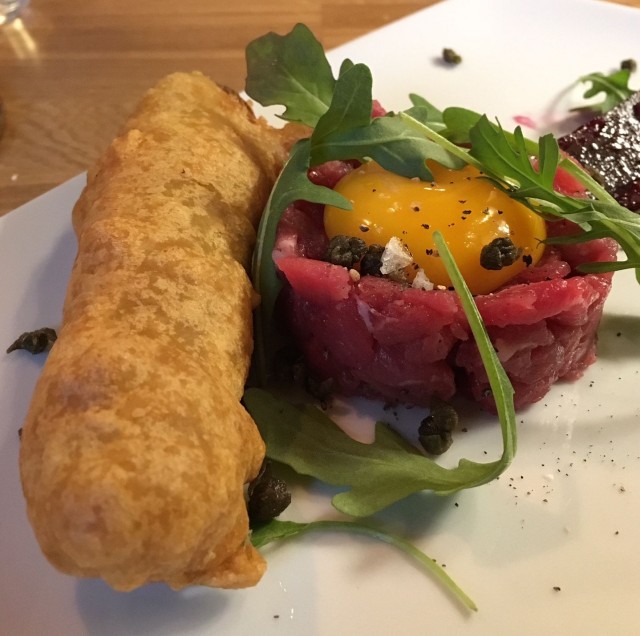 Härkätartar sekä friteerattua mummonkurkkua.