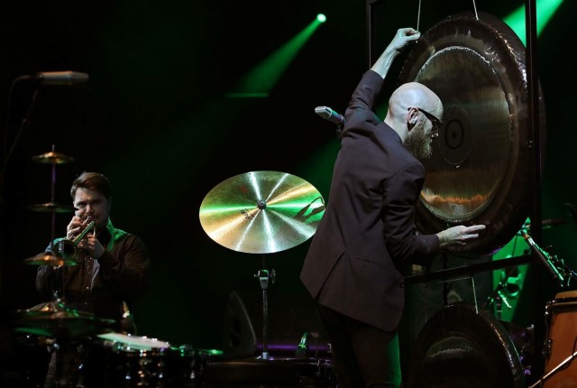 Verneri Pohjola ja Mikka Kallio säestävät Perttu Saksan Eläimen Kuva -dokumenttielokuvan festivaalien avajaisnäytöksessä.