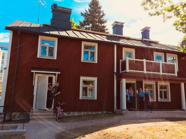 Kahvila Puhuri sijaitsee Lauttasaaren punaisessa huvilassa lähellä Lauttasaaren metroasemaa.