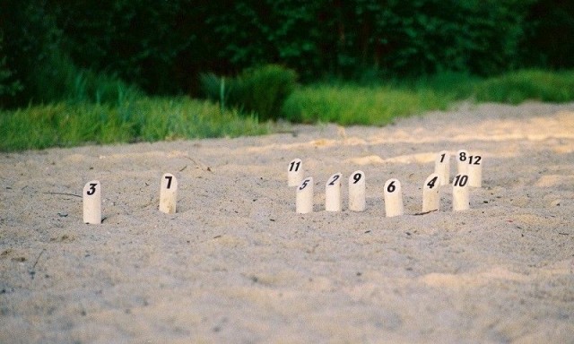 Mölkky on suosittu piha-, mökki- sekä puistopeli.