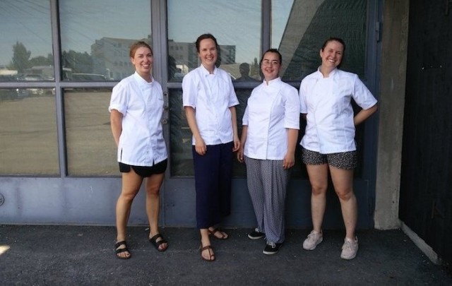 Anna Raiskila (vas.), Veera Valtonen, Simona Milazzo ja Laura Hansen haluavat tuoda naisten ammattitaitoa esiin positiivisessa hengessä.