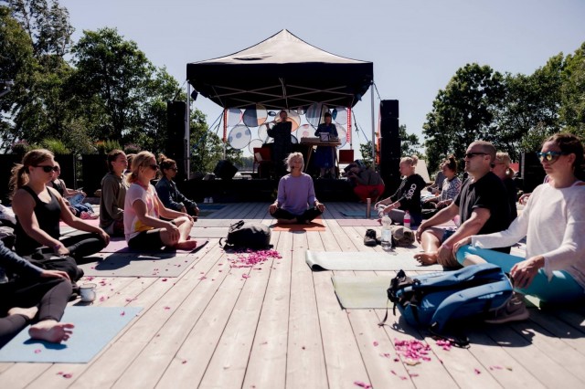 Matilda Mannström ohjaa joogaa viime kesän Magnesiassa.