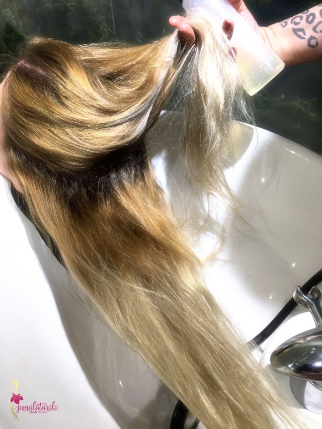 Ykkösvaiheen Olaplex-aine levitettiin kuiviin hiuksiin