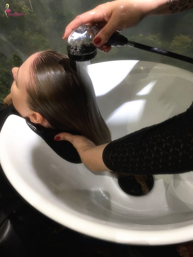 Hiusten kohentunut kunto näkyi jo huuhteluvaiheessa