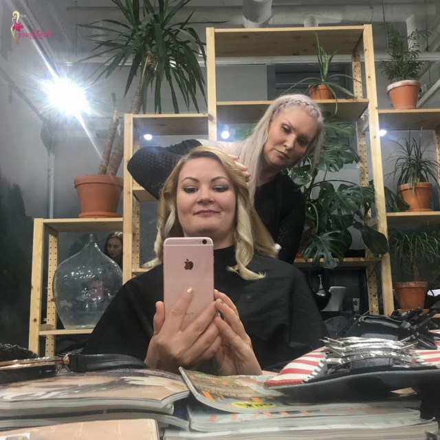 Piritta on erittäin ammattitaitoinen kampaaja, sen kuulee hänen puheestaan ja näkee otteista, joilla hän hiuksiani käsitteli