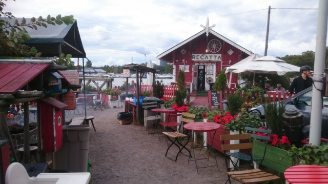 Regattan terassi on yhtä tiiviisti täytetty kuin sen sisätilakin.