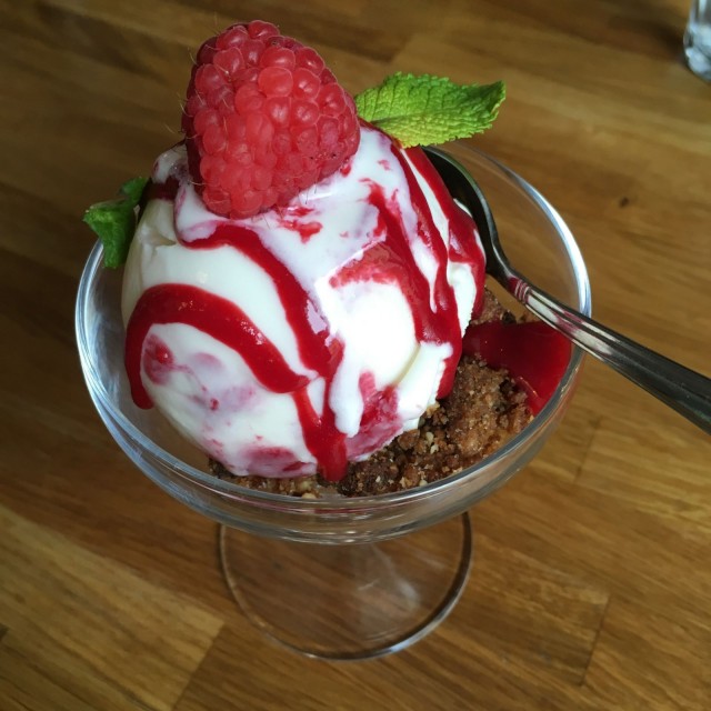 Zum Beispiel: Runeberg-jäätelö & Fredrika-granola