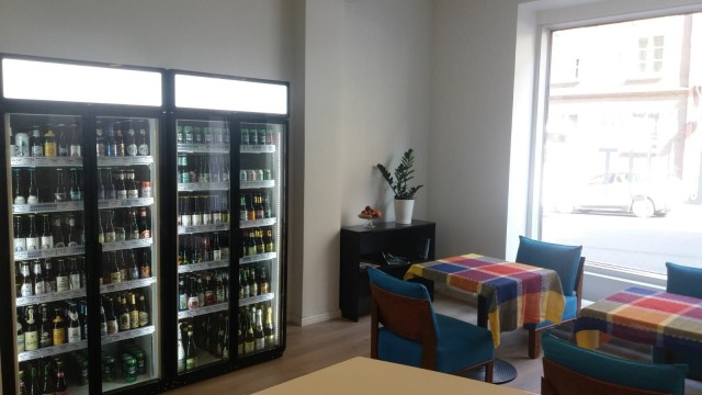 Öl Utissa on neljä asiakaspaikkaa ja alati laajentuva olutvalikoima. Myynnissä on myös artesaanisiidereitä.