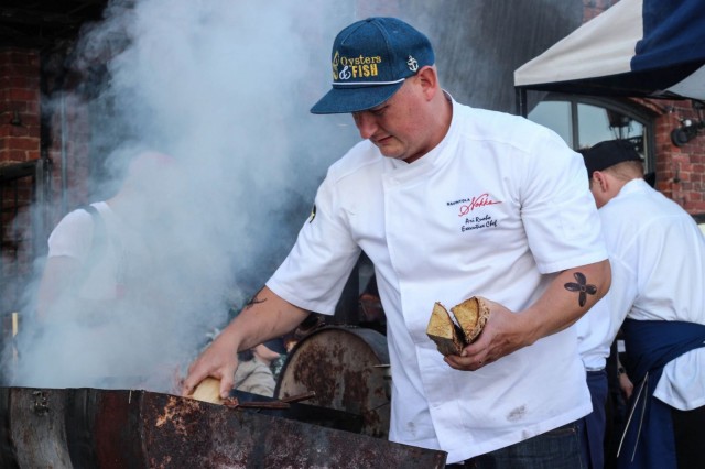 Grilli kuumenee Nokan terassilla.