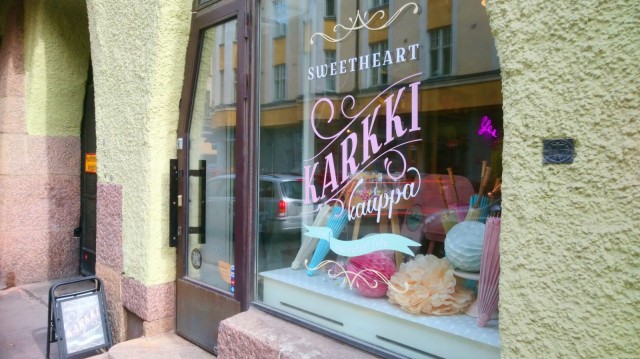 Karkkikaupan edessä tuntee itsensä lapseksi jälleen.