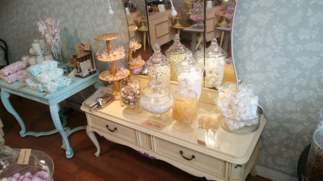 Esillepanossa on hyödynnetty vanhoja piironkeja, jotka luovat hupaisan vaikutelman pikkupuotiin.