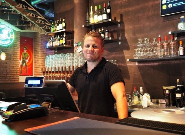 Olli Karikoski toivottaa ihmiset tervetulleeksi Sidewalk Lönkkaan.