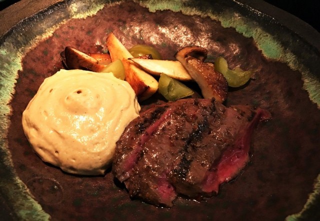 Grillattu karitsansydän saa paistopintansa hiiligrillistä.