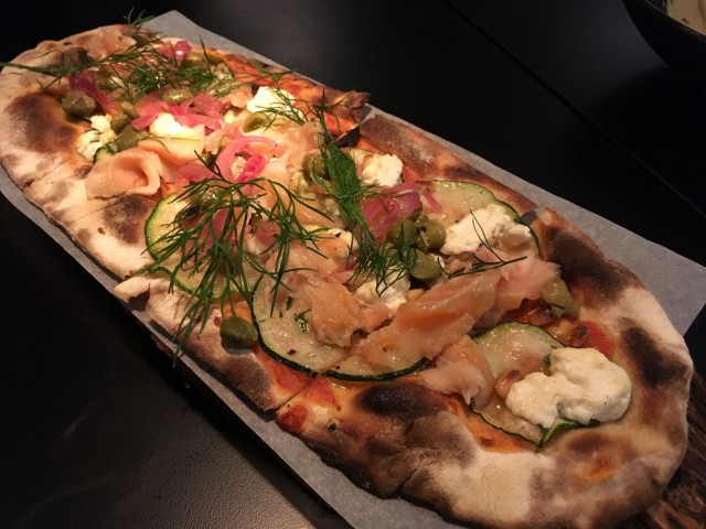 "Turkkilainen pizza" eli pide-leipä on saanut pinnalleen lohta.
