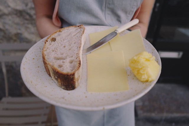 Hapanjuurileipää, kirnuvoita ja Comté juustoa.