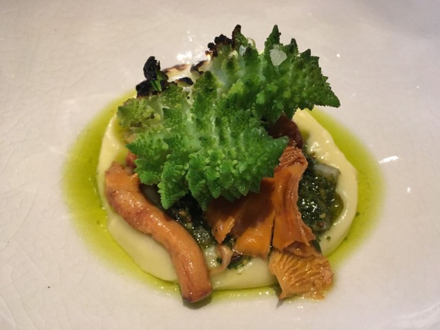 Romanesco-kukkakaalista, kantarellista ja palsternakasta valmistettu annos on täysin vegaaninen.