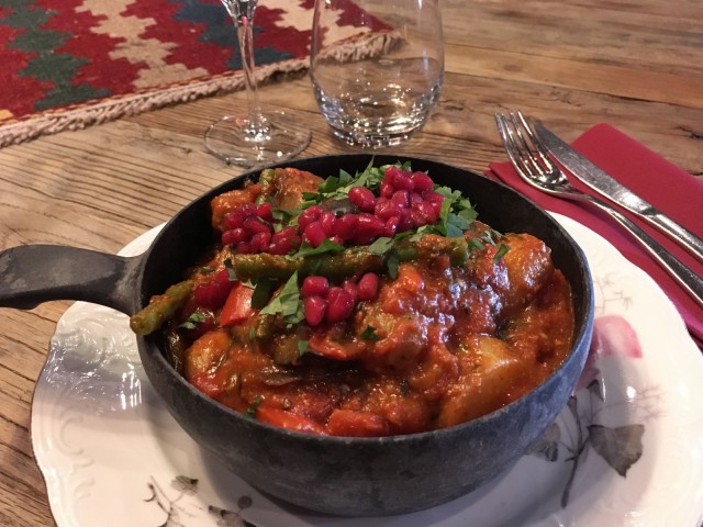 Adzhabsandal vie kielen mennessään.