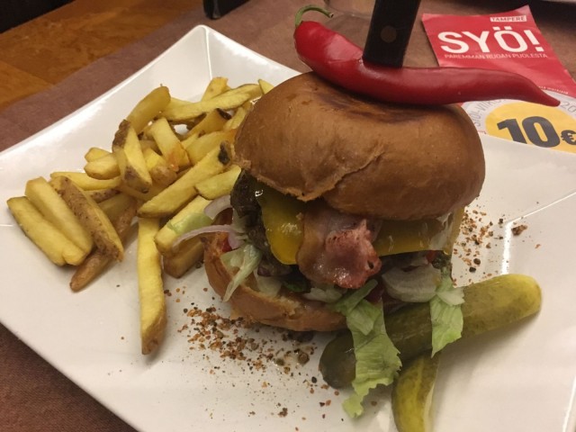 Ohranjyvän burgeri tarjoillaan maalaisranskalaisten kera.