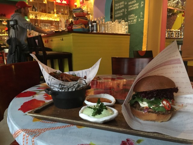 Bar Favelan leipään voi valita härkä-, lohi- tai paputäytteen.