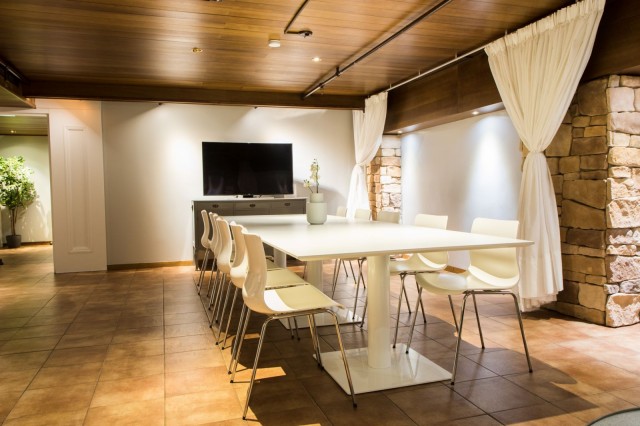 Punavuoren tyylikkäästä saunatilasta löytyy jopa poreallas.