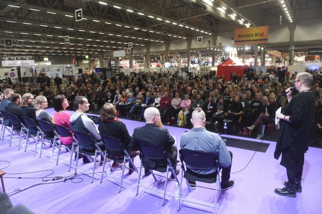 Helsingin kirjamessut keräävät vuosittain suomalaisen kirjallisuuden saman katon alle Messukeskukseen.