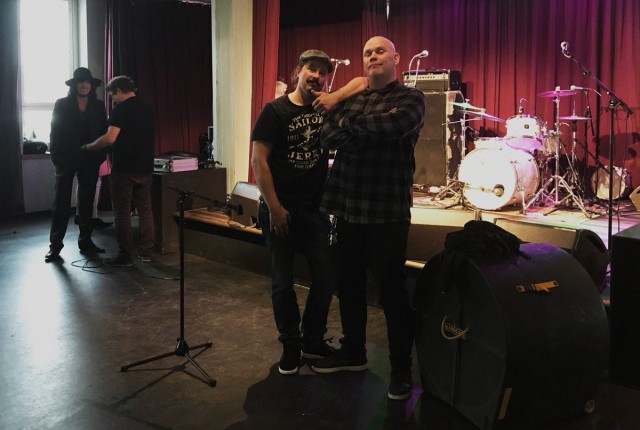 Suvilahti TBA:n Mikko Vehmas (keskellä) ja Mikko Hultman (oik.) haluavat kehittää Suvilahtea entistäkin monipuolisemmaksi kulttuurikeskittymäksi. Taustalla Sami Yaffa valmistautuu Pelle Miljoona Oy:n loppuunmyydylle keikalle.