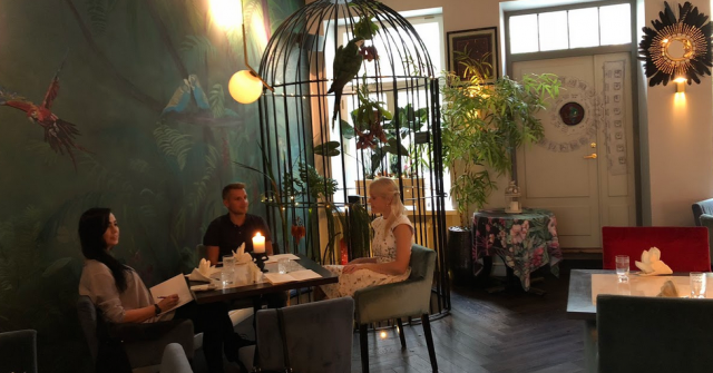 Omistaja tarinoimassa ravintolasta