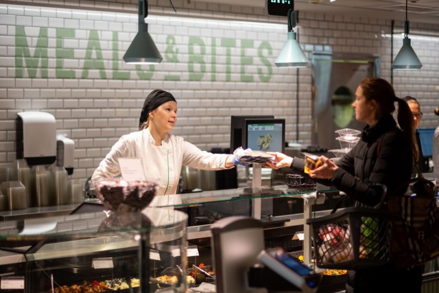 Uudistuneessa Food Market Herkussa on panostettu palvelutiskeihin.