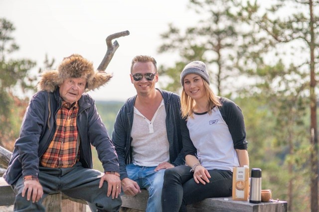 Kaslink on käyttänyt mainonnassaan kahta suomalaista ikonia: Mielensäpahoittajaa ja Enni Rukajärveä. Keskellä Juha-Petteri Kukkonen.