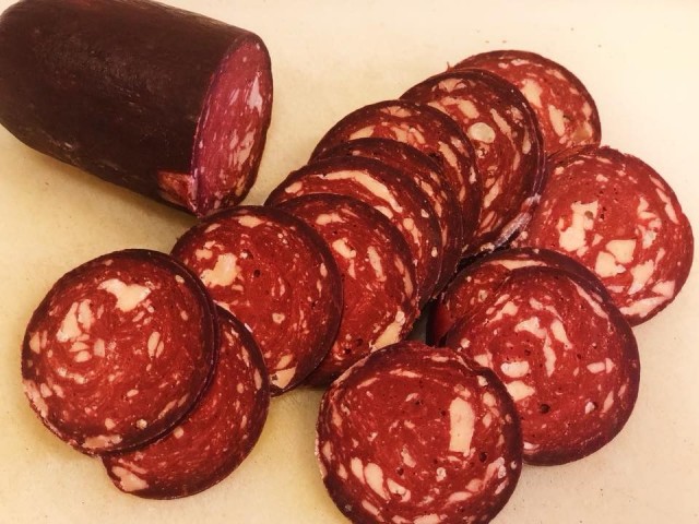 "Tätä parempaa vegaanista salamia saa etsiä!" sanoo Siva Parlar testierästään.