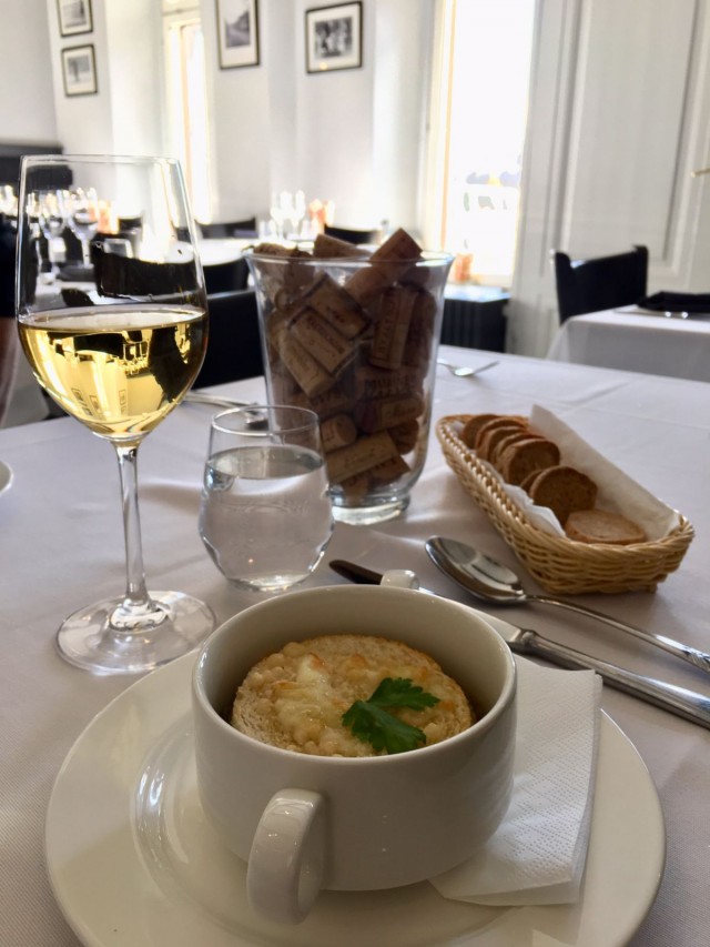 Klassinen ranskalainen sipulikeitto.