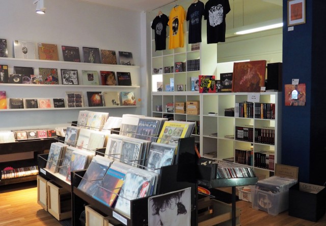 Stupido Marketin valikoimaan kuuluu muun muassa punkia, goottia, industrialia ja indie-rockia.