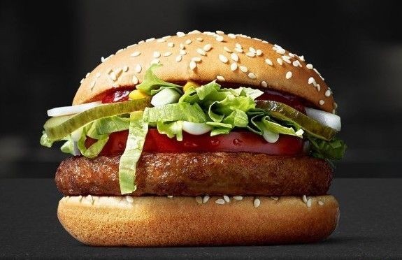 McVegan nousi nopeasti niin suureen suosioon, että se jäi Suomen McDonald'sien vakiovalikoimaan.