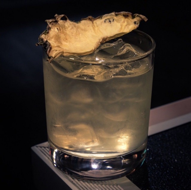 Piña Colada Milk Punch on raikkaampi versio kermaisesta Piña Coladasta. Maito antaa juomalle kermaista suutuntumaa, mutta kun maito erotellaan pois, jäljelle jää raikas ja kirkas cocktail.