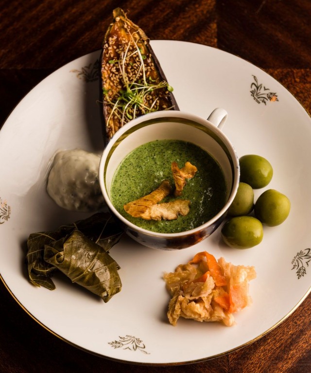 Magun alkupalalajitelmassa on monenlaisia makuja nokkoskeitosta viininlehtikääryleisiin.