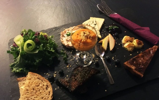 Helkatin lautanen pitää sisällään maistiaisia menulta suupalakoossa.