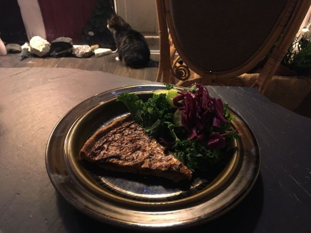 Mehevässä suppilovahveropiiraassa maistuvat syksyn parhaat maut. Keittiön ovella päivystää herkuille perso Pete.