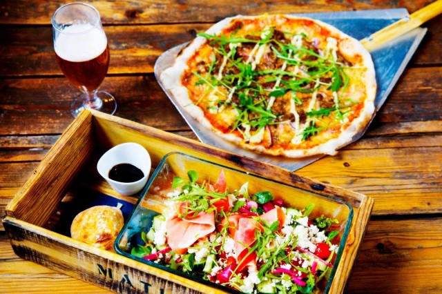 Rapeakuoristen peltileipien lisäksi Niskassa on tarjolla myös salaatteja.