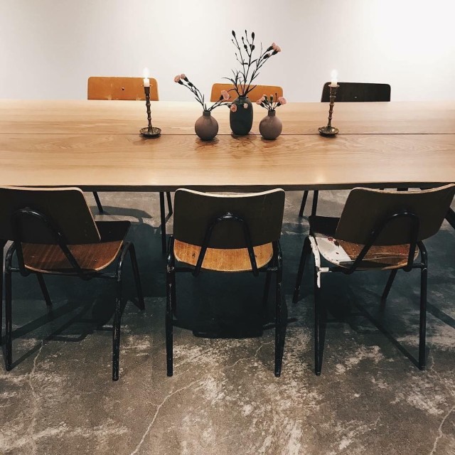 Vanhoissa koulutuoleissa on ajan patinaa.