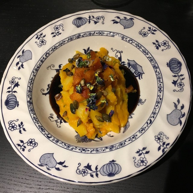 Hokkaido-kurpitsapasta on koristeltu kuivatuilla kukilla.