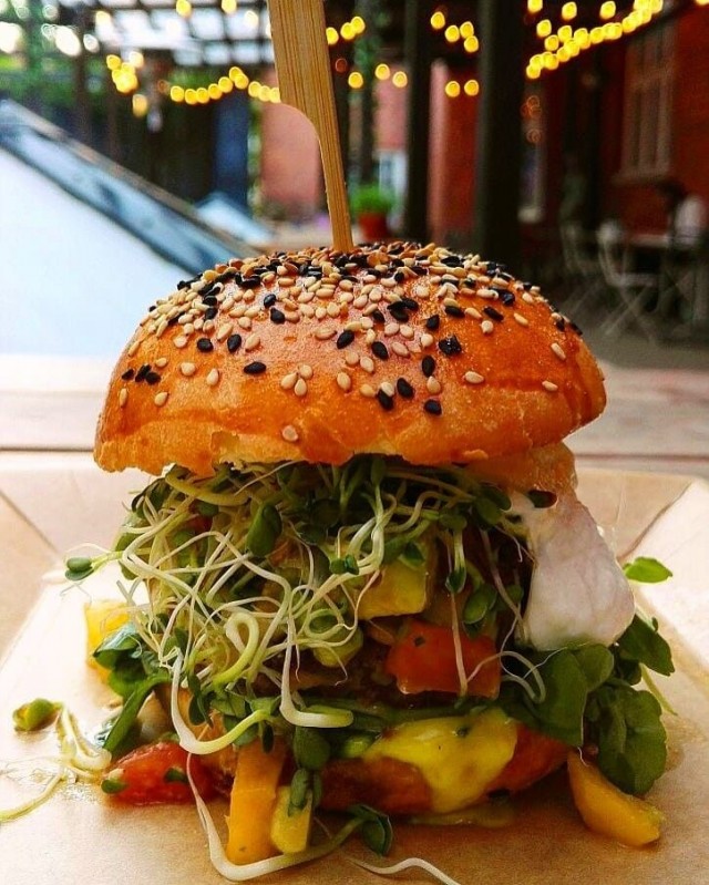 Muusa ja Gopal jakoivat ykkössijan paras kasvisruoka -kategoriassa. Kuvassa Muusan kesäinen vegeburgeri.